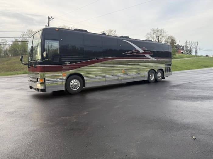 2005 Prevost XLII 40 Motorhome - Image 2