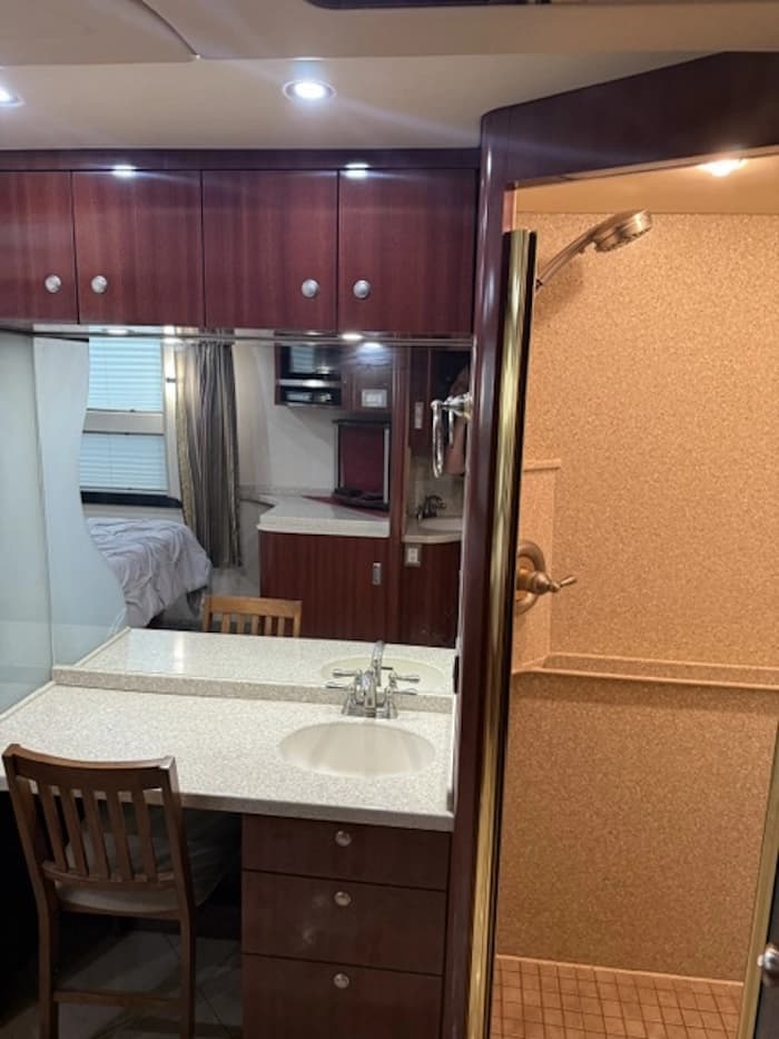 2005 Prevost XLII 40 Motorhome - Image 13