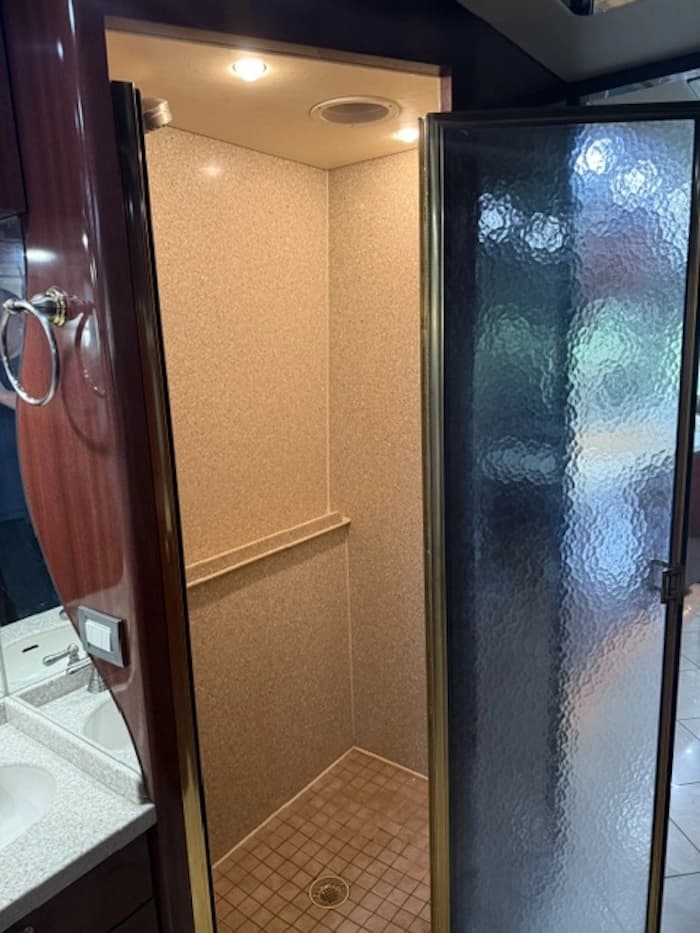 2005 Prevost XLII 40 Motorhome - Image 14