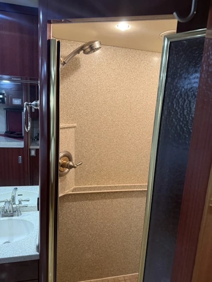 2005 Prevost XLII 40 Motorhome - Image 15