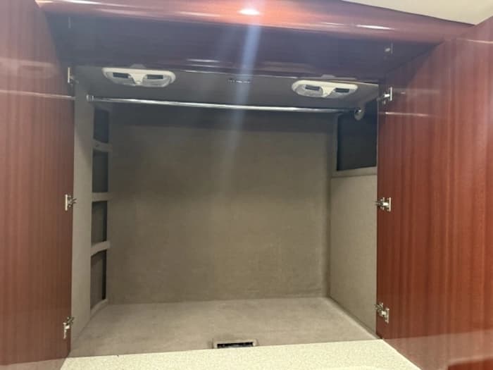 2005 Prevost XLII 40 Motorhome - Image 16