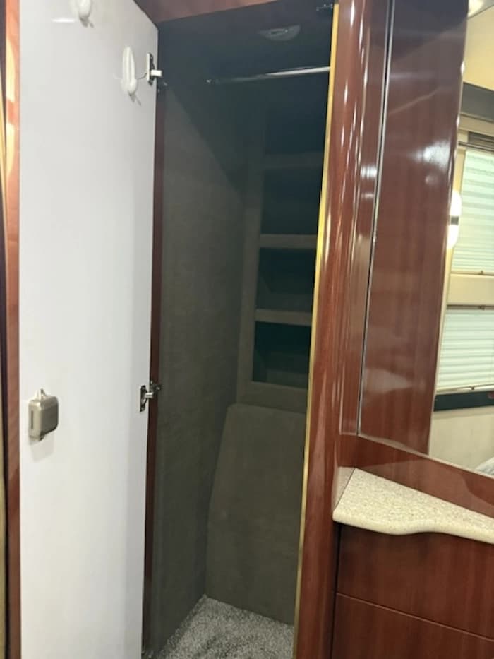 2005 Prevost XLII 40 Motorhome - Image 17