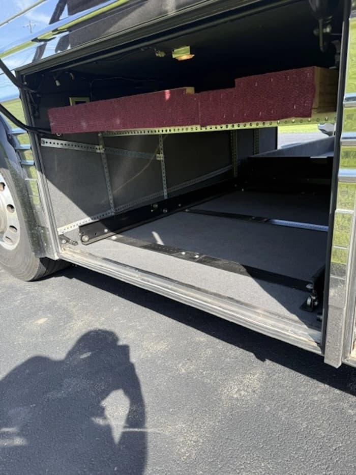 2005 Prevost XLII 40 Motorhome - Image 19