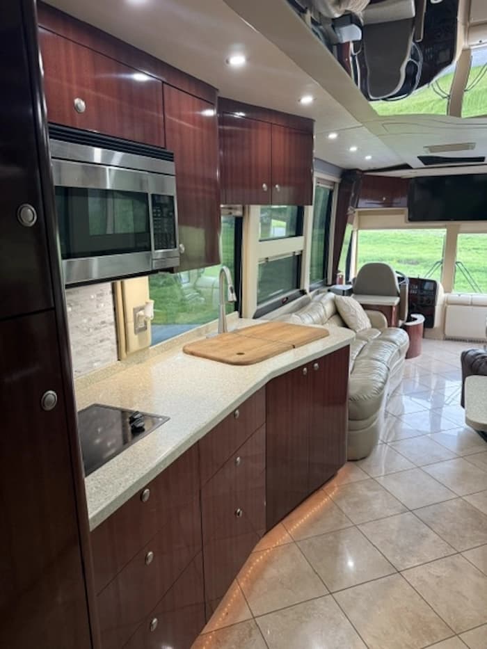 2005 Prevost XLII 40 Motorhome - Image 4