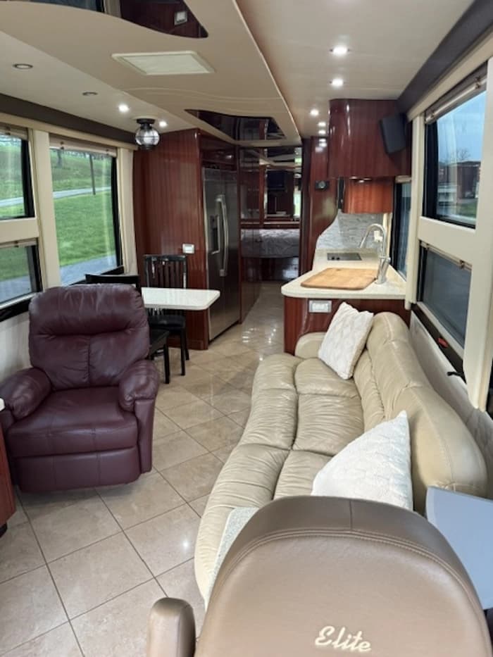 2005 Prevost XLII 40 Motorhome - Image 6