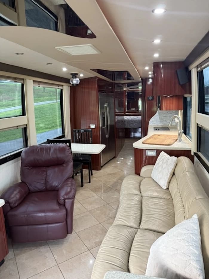 2005 Prevost XLII 40 Motorhome - Image 8