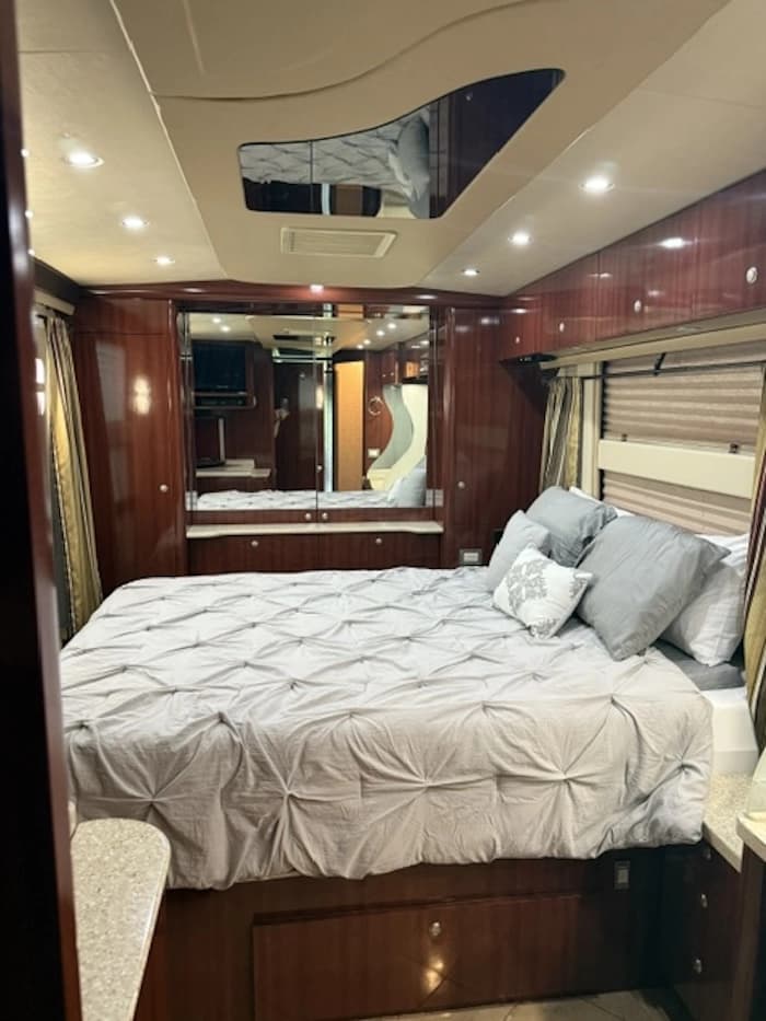 2005 Prevost XLII 40 Motorhome - Image 9