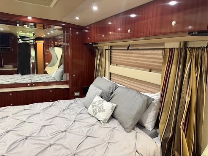 2005 Prevost XLII 40 Motorhome - Image 10