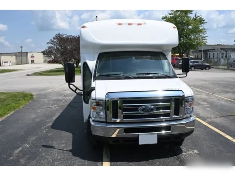 2019 Ford E-450 Cutaway Shuttle Bus - Image 4
