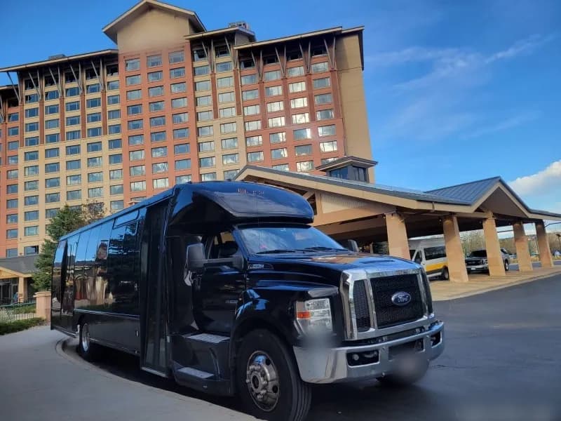 2016 Ford F-650 Cutaway Shuttle Bus - Image 5