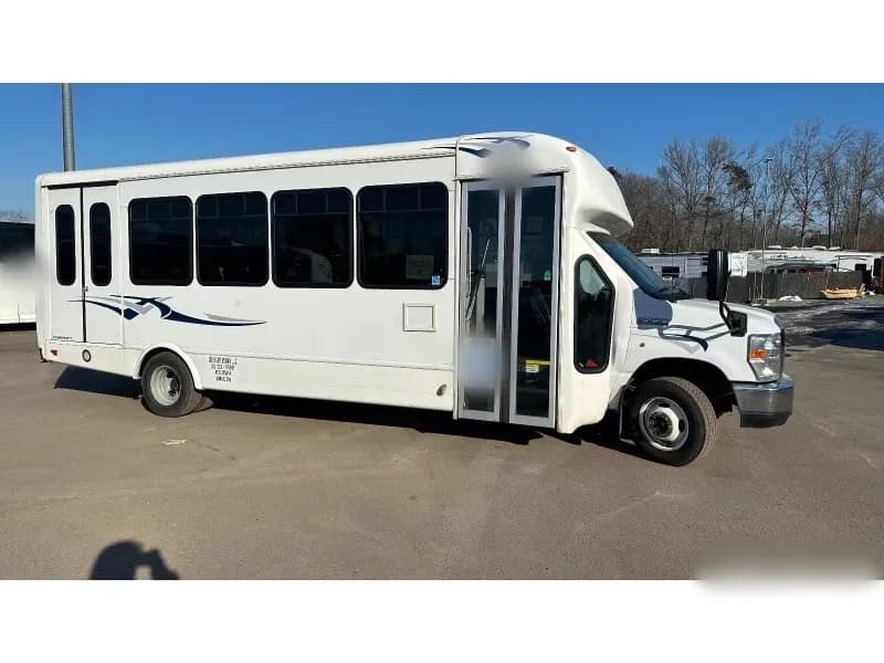 2018 Ford E-450 Cutaway Shuttle Bus - Image 4