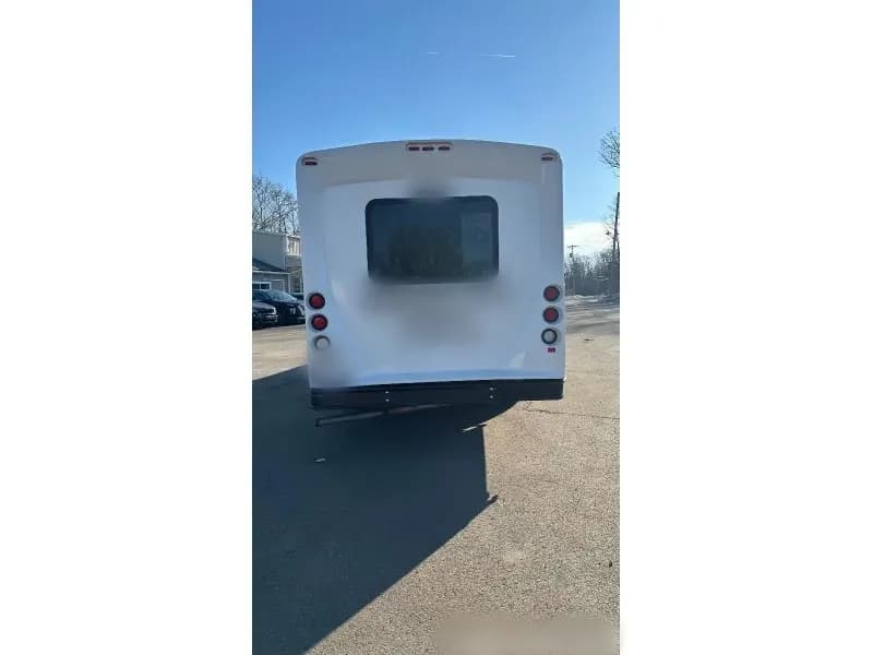 2018 Ford E-450 Cutaway Shuttle Bus - Image 9