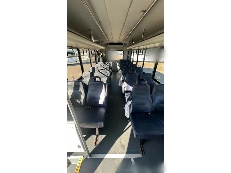 2018 Ford E-450 Cutaway Shuttle Bus - Image 13