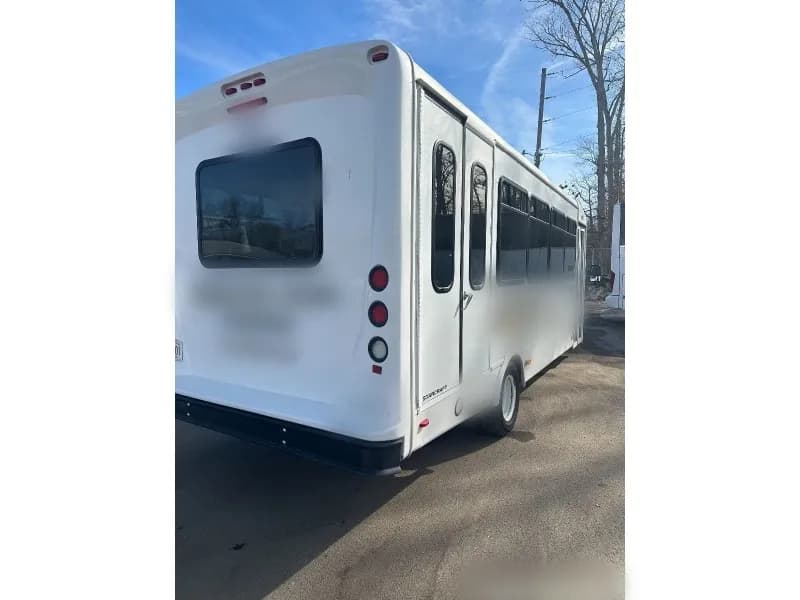 2018 Ford E-450 Cutaway Shuttle Bus - Image 6