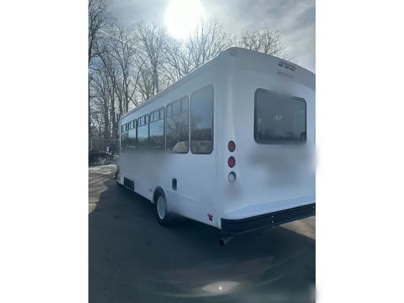 2018 Ford E-450 Cutaway Shuttle Bus - Image 8