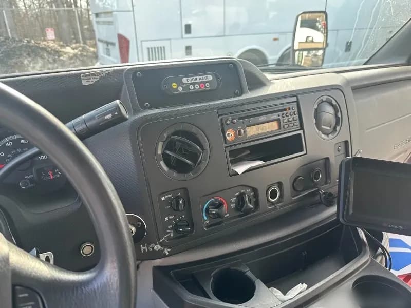 2018 Ford E-450 Cutaway Shuttle Bus - Image 9