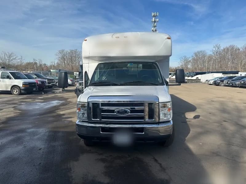 2018 Ford E-450 Cutaway Shuttle Bus - Image 4
