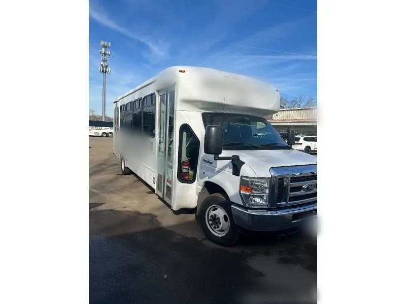 2018 Ford E-450 Cutaway Shuttle Bus - Image 5