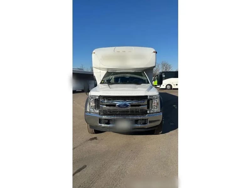 2019 Ford F-550 Cutaway Shuttle Bus - Image 4