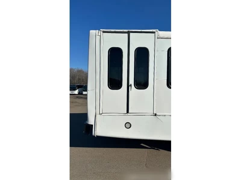 2019 Ford F-550 Cutaway Shuttle Bus - Image 5
