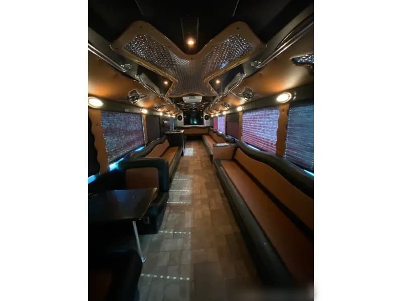1993 MCI J4500 Motorcoach - Image 2