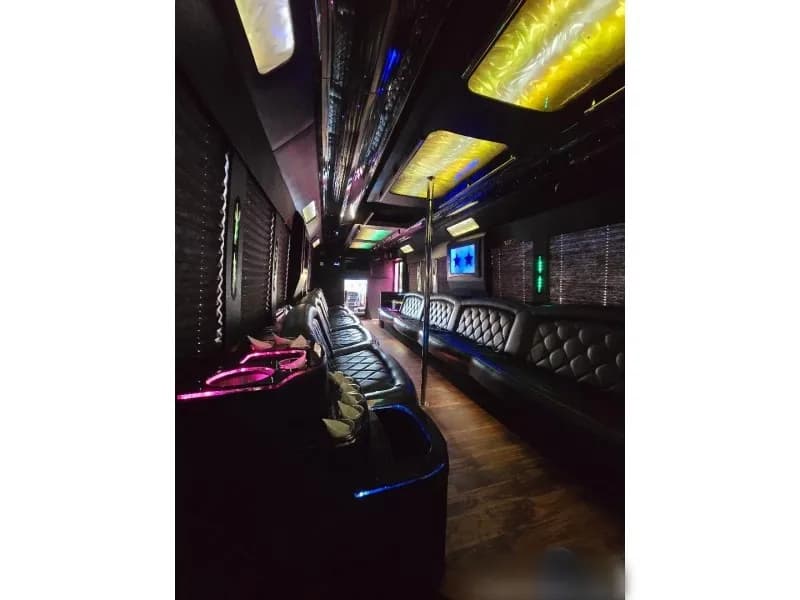 2012 Freightliner Workhorse Cutaway - Image 13
