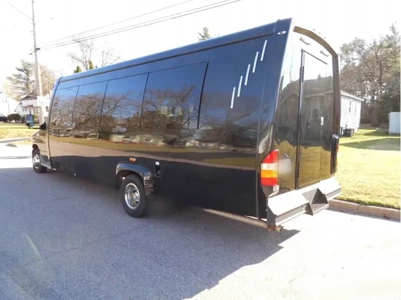 2015 Ford E-450 Cutaway - Image 2