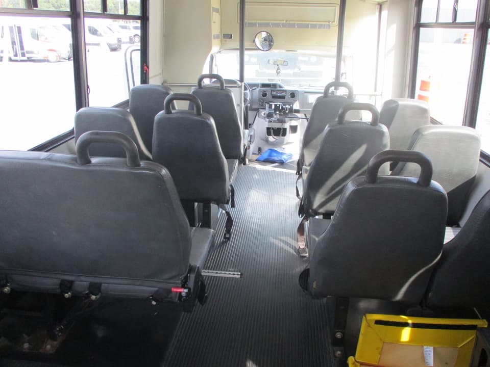 2010 Ford Champion Challenger Shuttle Bus - Image 14