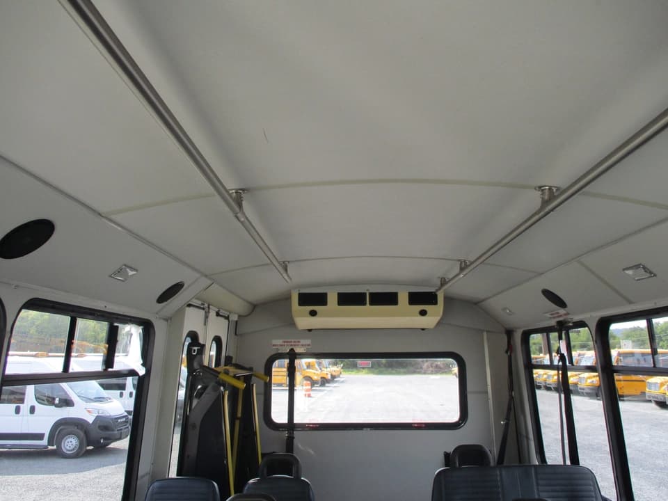 2010 Ford Champion Challenger Shuttle Bus - Image 15