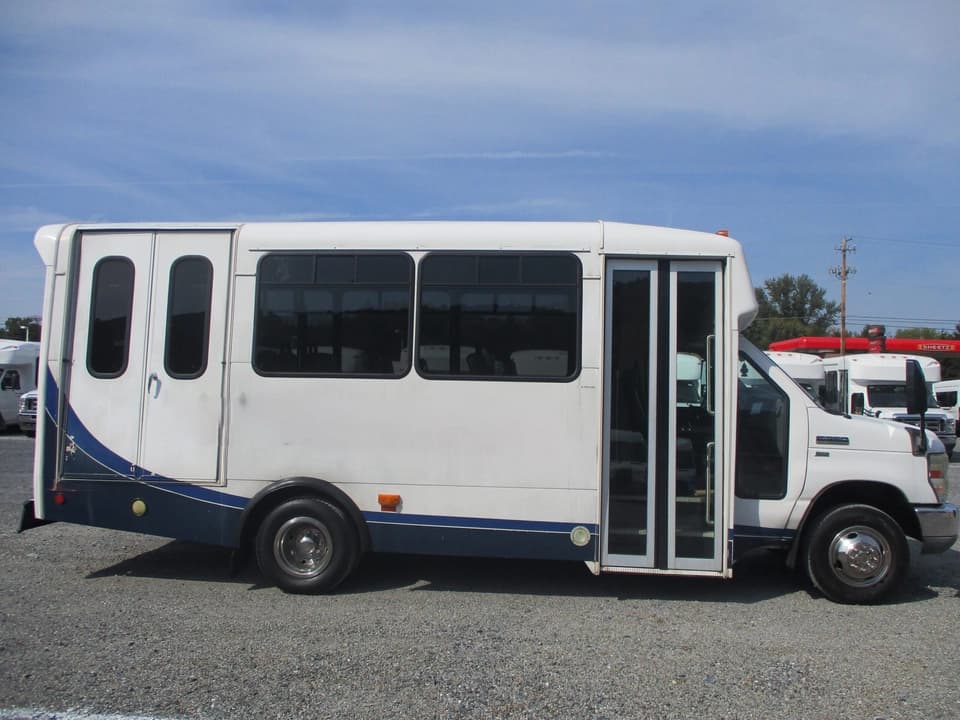 2010 Ford Champion Challenger Shuttle Bus - Image 3