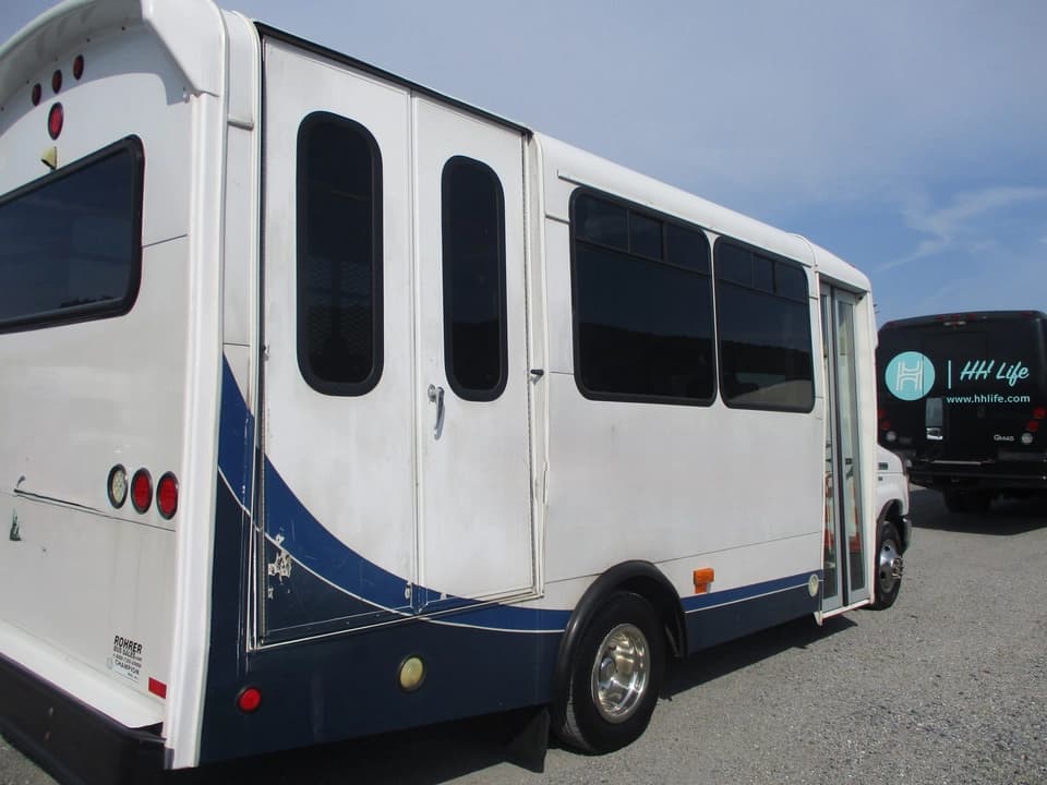 2010 Ford Champion Challenger Shuttle Bus - Image 5