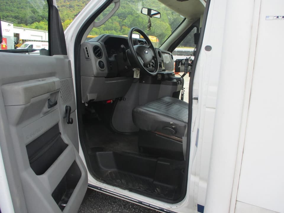 2010 Ford Champion Challenger Shuttle Bus - Image 7