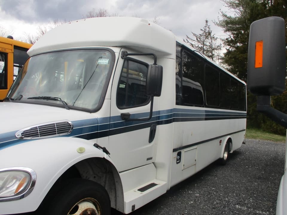 2010 Freightliner American Coach - Image 2