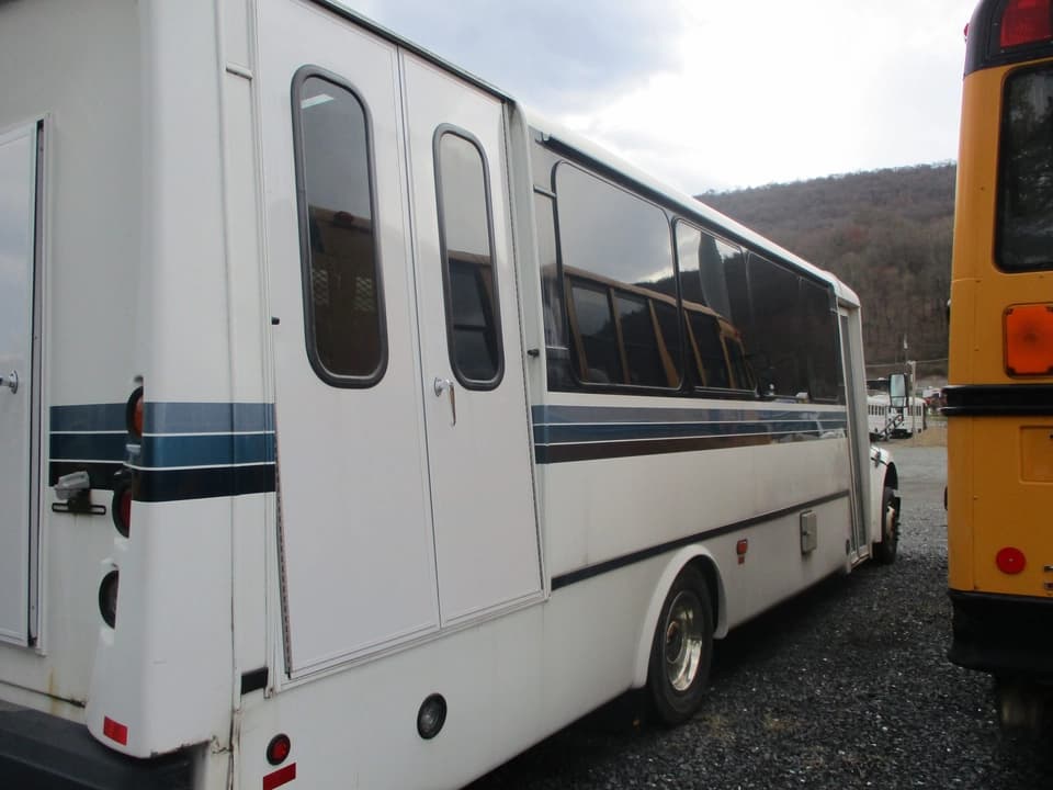 2010 Freightliner American Coach - Image 3