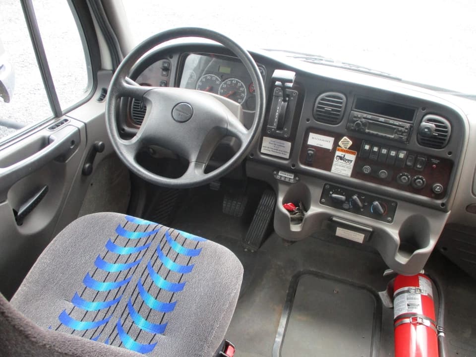 2010 Freightliner American Coach - Image 6