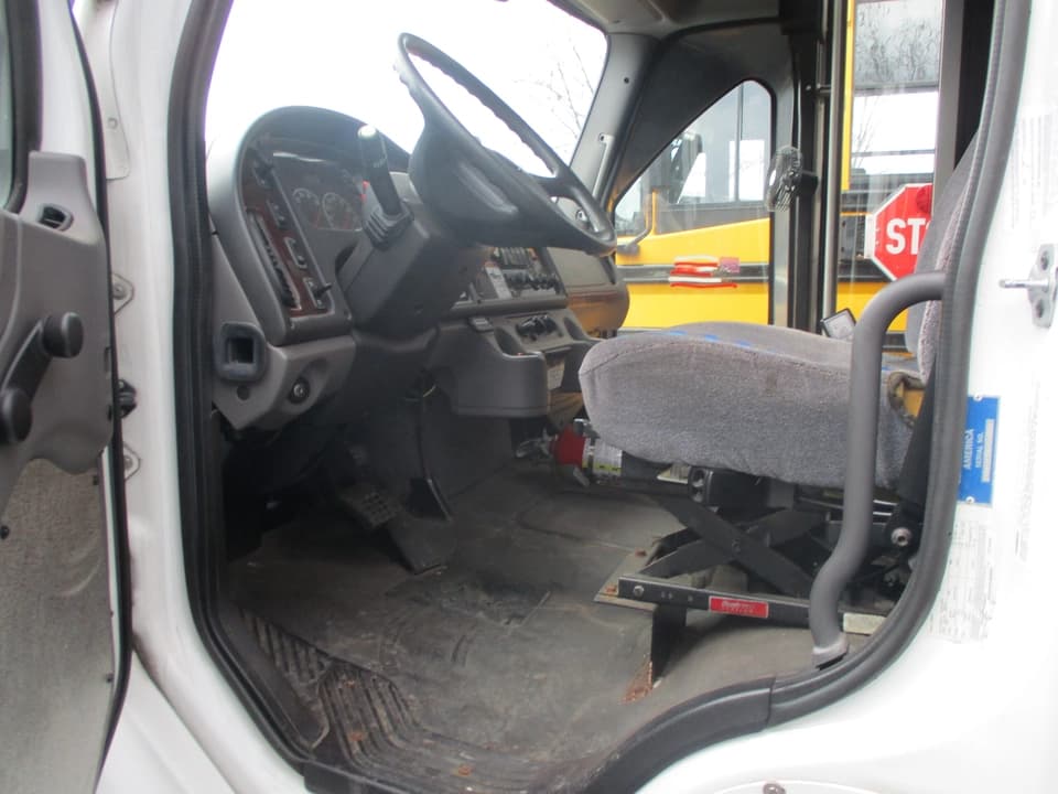 2010 Freightliner American Coach - Image 10