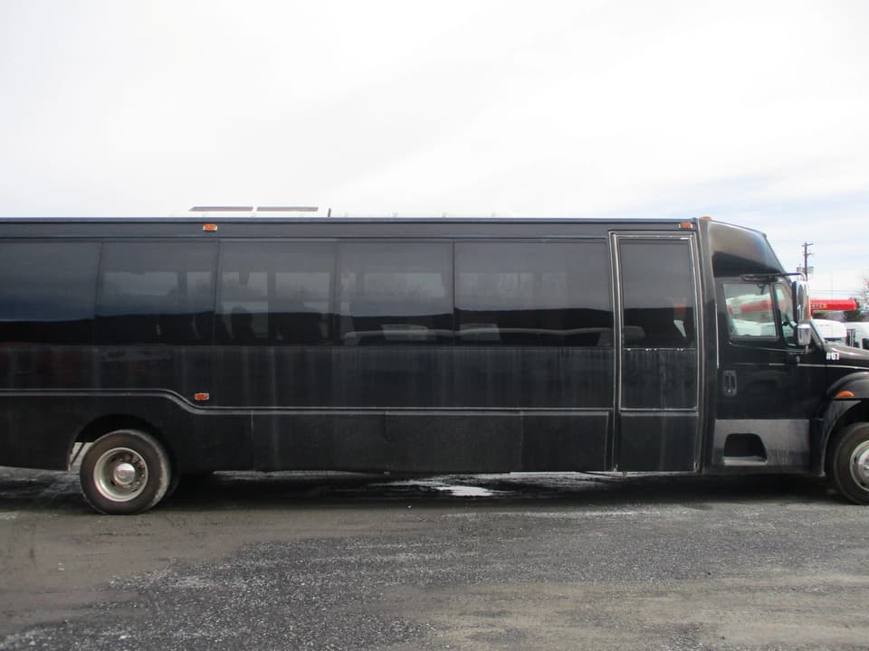 2005 International Krystal Shuttle Bus - Image 3