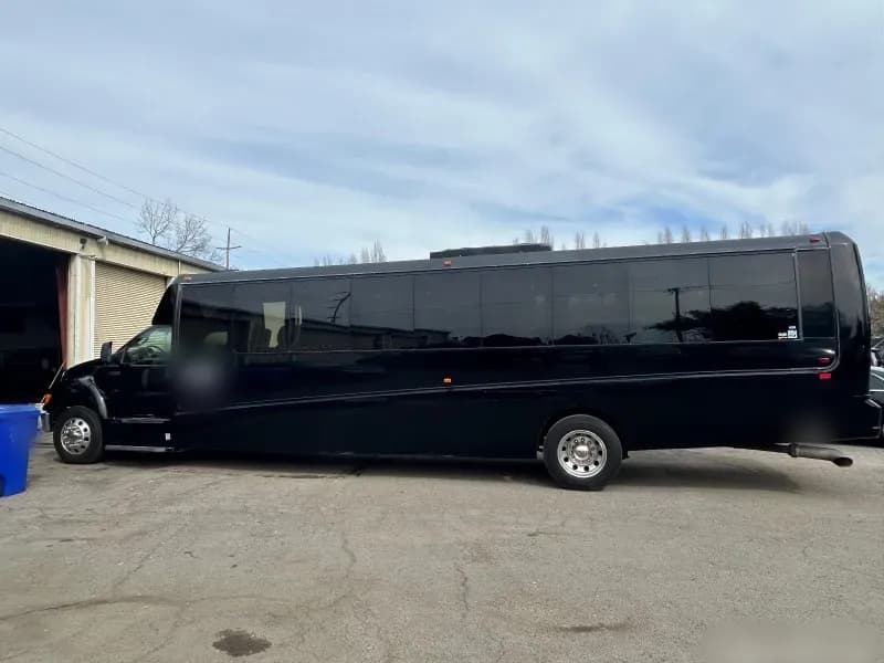 2013 Ford F-650 Shuttle Bus - Image 3