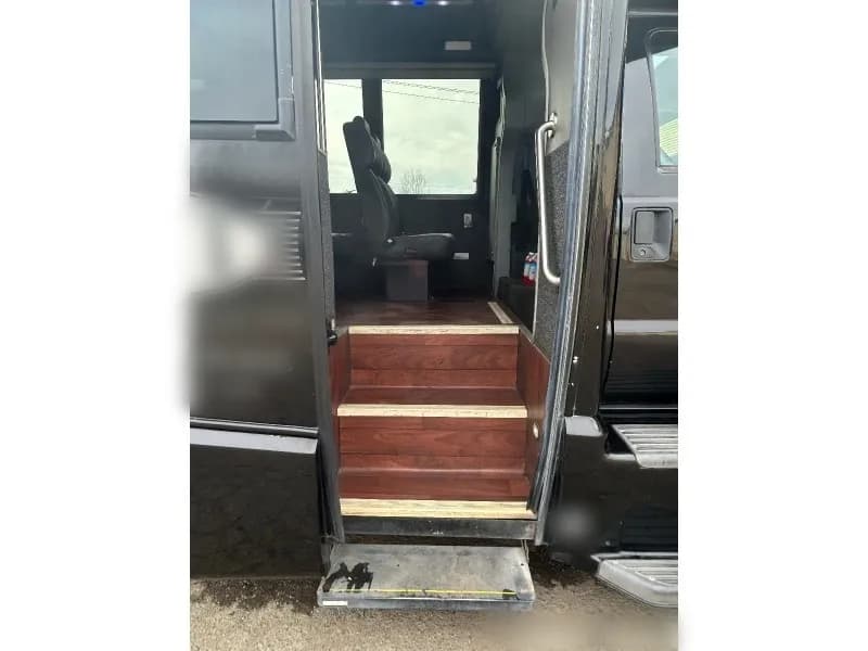 2013 Ford F-650 Shuttle Bus - Image 6