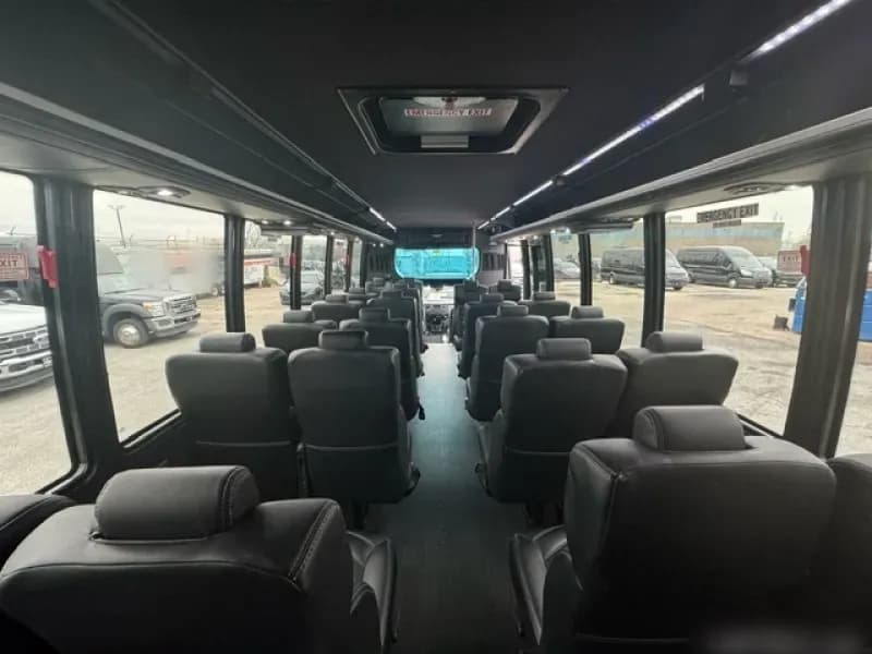 2016 Ford F-550 Shuttle Bus - Image 6