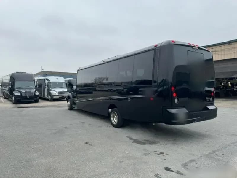 2016 Ford F-550 Shuttle Bus - Image 4
