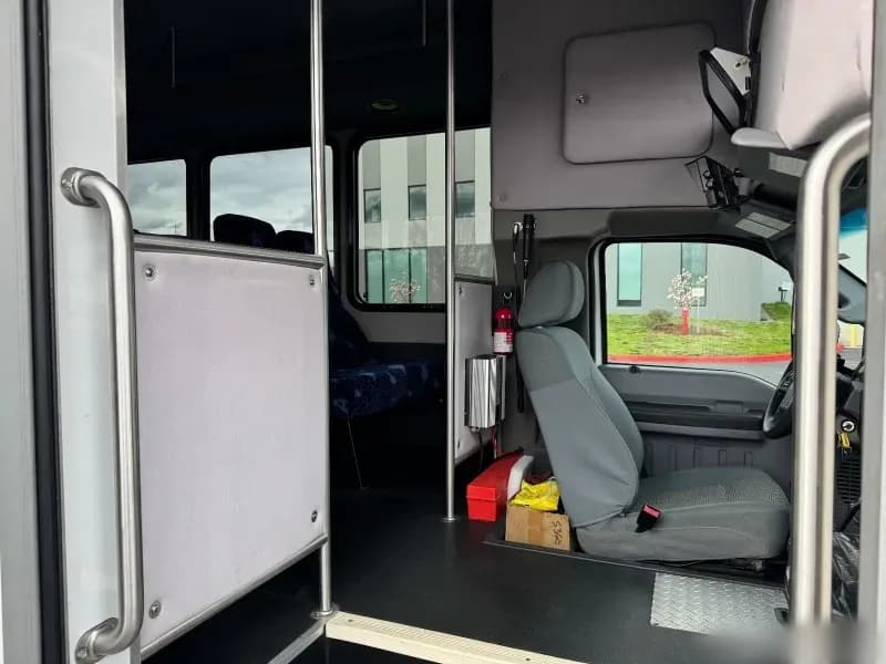 2013 Ford F-550 Shuttle Bus - Image 12