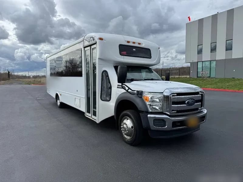 2013 Ford F-550 Shuttle Bus - Image 3