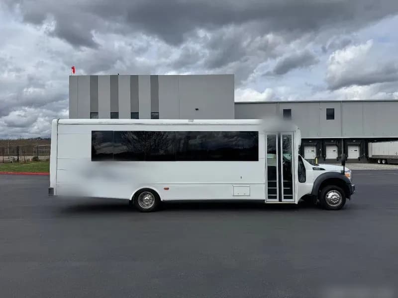 2013 Ford F-550 Shuttle Bus - Image 4