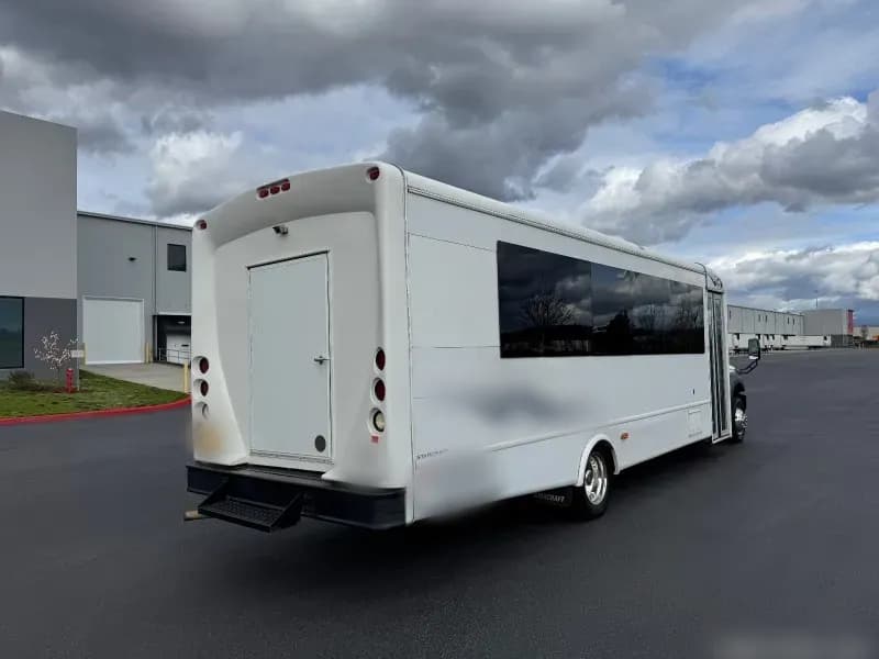 2013 Ford F-550 Shuttle Bus - Image 5