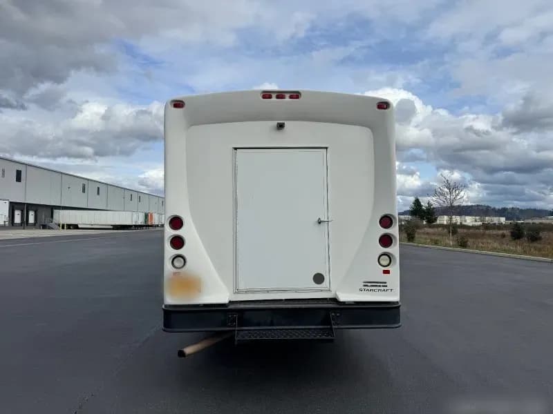 2013 Ford F-550 Shuttle Bus - Image 6