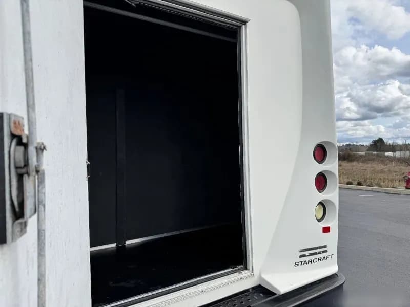 2013 Ford F-550 Shuttle Bus - Image 7