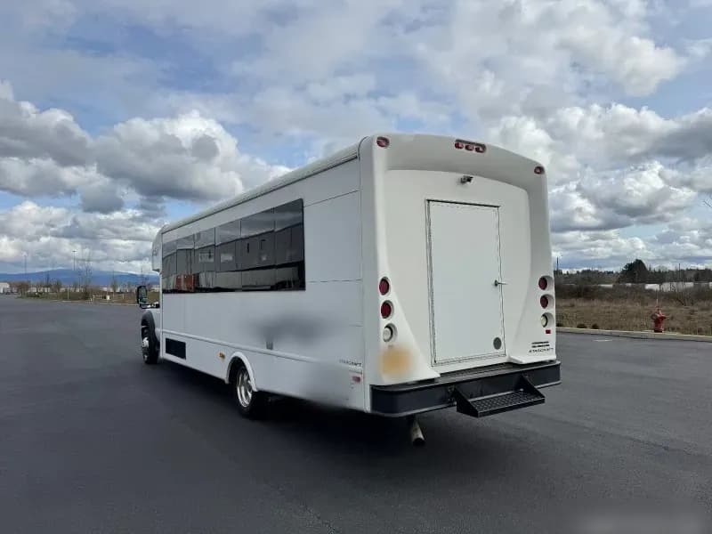 2013 Ford F-550 Shuttle Bus - Image 8