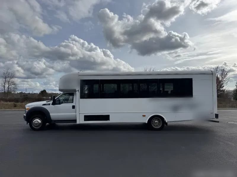 2013 Ford F-550 Shuttle Bus - Image 9