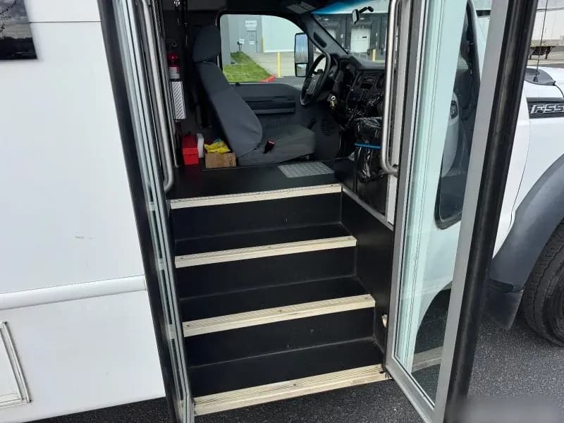 2013 Ford F-550 Shuttle Bus - Image 10